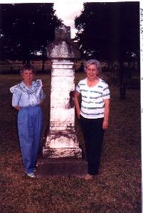 Pearle & Dora by the Mullenweg monument Pearle & Dora by the Mullenweg monument